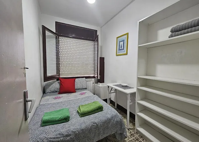 Poble Sec Nino House فندق-كبسولة برشلونة