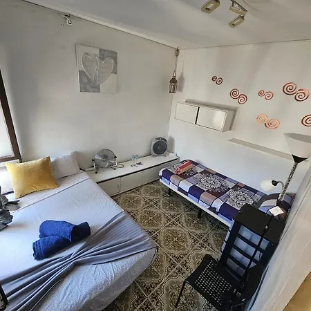 Capsule hotel Poble Sec Nino House Barcelona