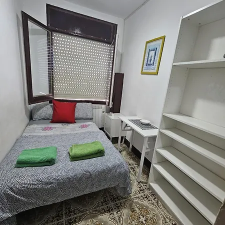 Poble Sec Nino House Hotel cápsula Barcelona